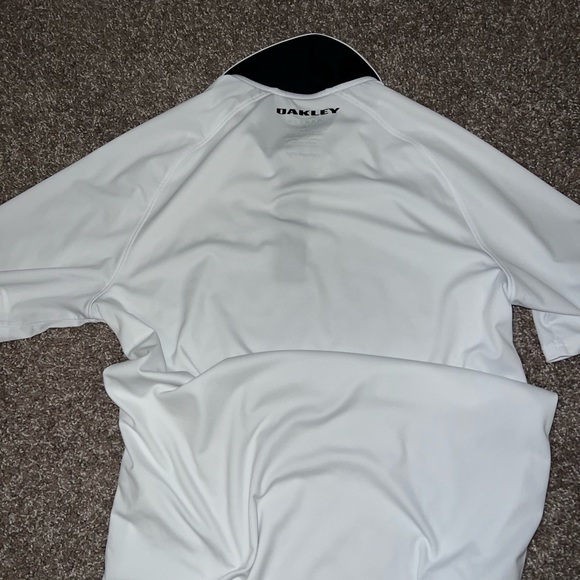 Men’s white and black Oakley polo shirt. - Picture 2 of 2